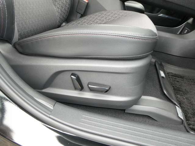 後期モデルから運転席電動シート採用
