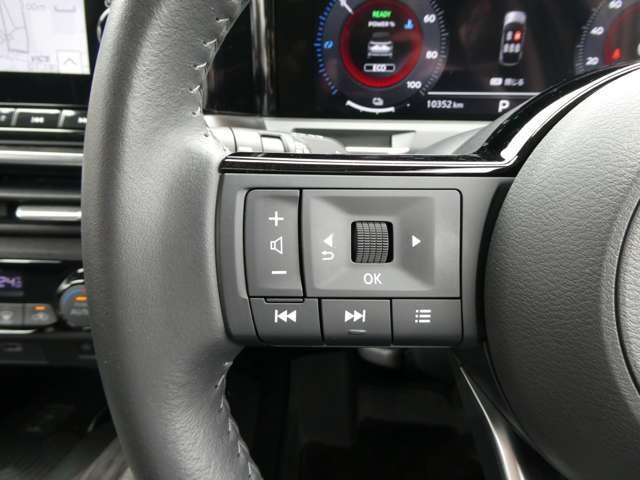 運転走行も画面に触れることなく手元操作が可能な便利なハンドルリモコン。