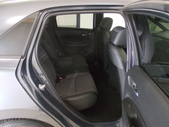 厚みのあるパッドを使用し、やわらかい座り心地を実現しました。フロントシート背部をカーブ状にへこませることで、後席でも脚を組み替えやすくしました。