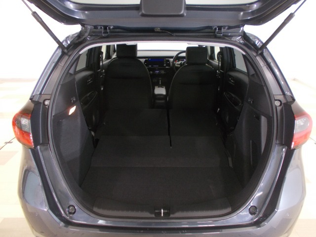後席に人が乗ってもたっぷり収納できる、フィットならではの広々ラゲッジ。たとえば家族や仲間と旅行に出かけても、全員の旅の荷物がしっかりと積み込めます。