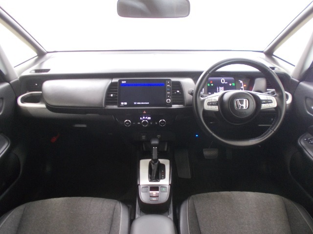 ドライバーを包み込むように、ディスプレーやスイッチ、コンソールを配置。座った瞬間から運転への期待が！空間そのものの心地よさにこだわっています。