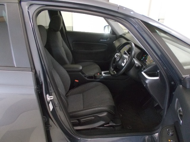 座り心地だけでなく、上質な素材感と仕立てに拘りぬいたシートは、背中からお知りにかけてシッカリと支えながら、包み込むような柔らかさを実現。長時間のドライブも快適に過ごせます