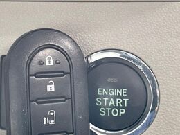 【キーフリーシステム】カバンやポケットに入れたままでもドアの施錠・解錠が可能なスマートキーを装備。エンジンのオン・オフ時もカギを取り出す必要が無いからとっても便利です♪