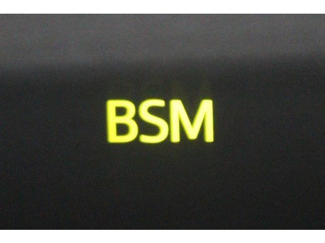 BSM（ブラインドスポットモニター）を装備。　隣の車線を走る車両を検知、車両が死角エリアに入るとドアミラーのインジケーターが光ってお知らせ！