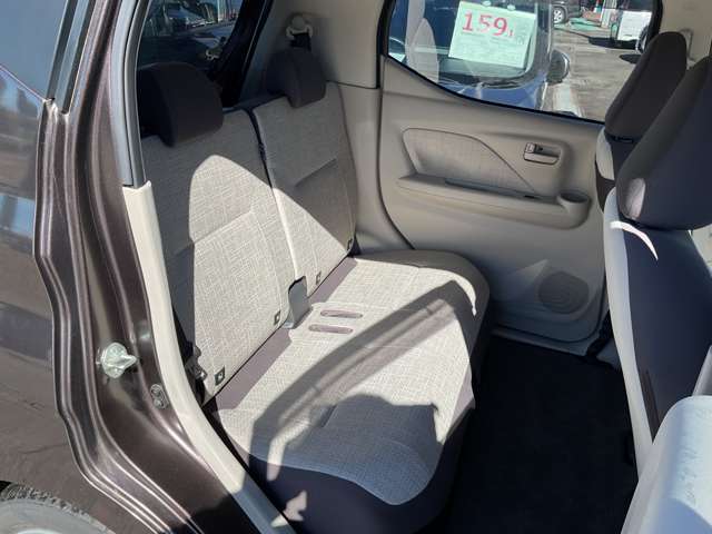 後席でも膝前スペースはしっかり確保。大人でもゆったり寛げます。