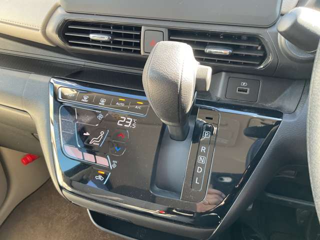 タッチパネルで温度をセットするだけで常に快適な温度を保ってくれるオートエアコン、大変に便利な装備です。