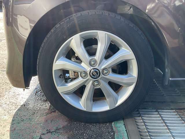 スタイリッシュな専用純正アルミホイール装備。高い走破性と低燃費を兼ね備えたエコタイヤを採用しています。