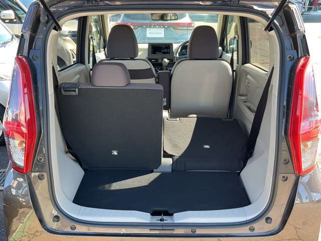 リヤシートは5：5分割で倒せます。リヤシートを前方に倒せば、大きな荷物も載せられます。