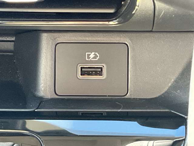 【USBソケット】スマートフォン等の充電にご利用いただけますので、長距離ドライブにも大変重宝します。