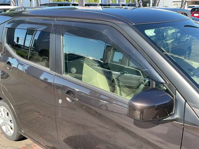 雨の日でも少し窓を開けて換気することができます。あると便利なバイザーです。