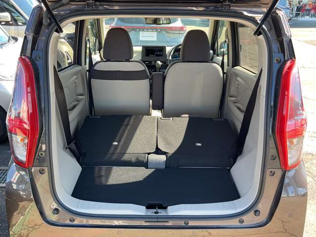 後部席を収納するととても広い荷室スペースになりますので大きなお荷物もしっかりと載せる事ができます。