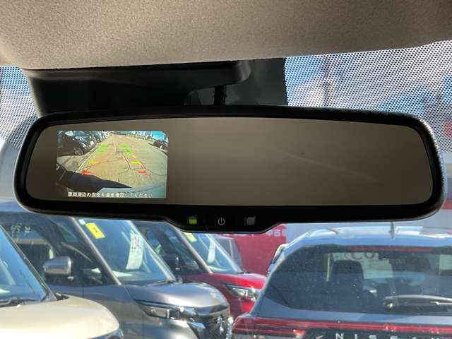 ルームミラーにバックビューモニター表示を映し出すことができます。