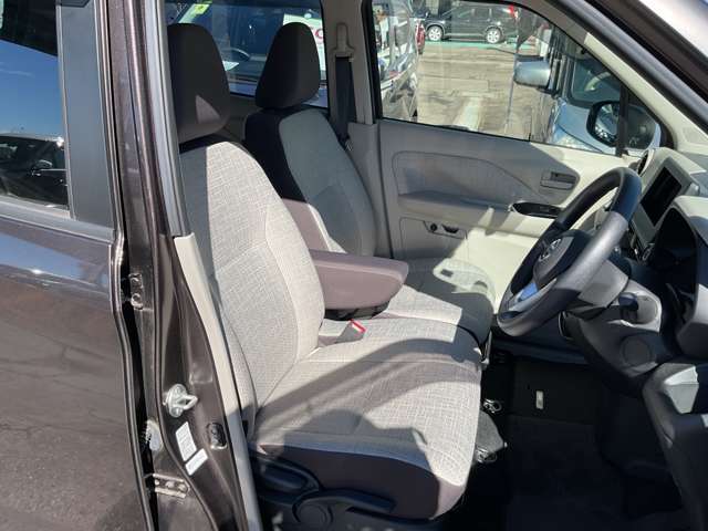 ガラスエリアが広く見晴らしのいい運転席。疲れにくいシートと相まって、安全快適に日常をサポートしてくれます。