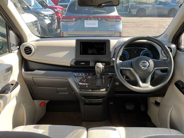 使用感の少ないきれいな室内です。細部まで上質なインパネ周りは機能的にまとまっています。ぜひご覧ください。ディーラーオプションナビやオーディオのご用意もご相談に乗ります。