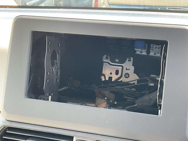 ナビ等は搭載されておりませんので、お好みのオーディオ機器等をつけることができます。