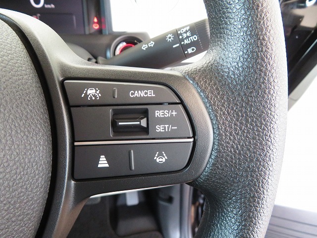 Hondaセンシングの機能のひとつ、アダプティブクルーズコントロール付！アクセルから足を離しても設定したスピードと前車との車間を保ち走行してくれます！車線維持もアシスト☆高速道路で疲労軽減ですね☆