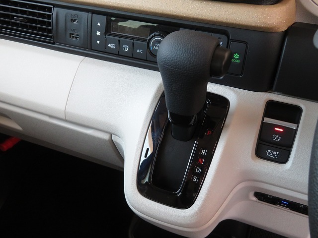 インパネシフトだから視線の移動も少なく足元もスッキリ♪運転席もゆったりしているのでゆとりを持ってドライブできますね！