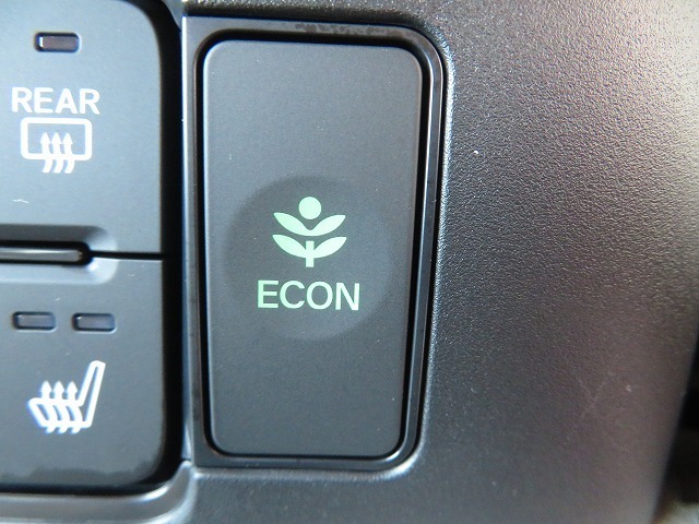 ECONボタンで低燃費モードに☆☆☆ECONスイッチを上手に使ってエコドライブ♪♪環境にもお財布にも優しい装備です☆☆☆