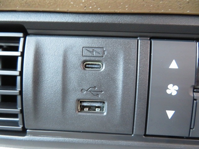 スマートフォンなどの音楽再生が可能なUSB接続ジャック装備車両です♪♪♪