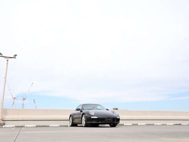 弊社では納車日より1年間or走行距離10万kmまで、遠方のお客さまでも地元のディーラーまたは整備工場で、当店に持ち込んだ場合と同じ内容の修理が可能な保証を設けております！