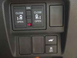 【両側パワースライドドア】スマートキーや運転席のスイッチで後席両側スライドドアの開閉が可能♪電動だから力を入れてドアを開ける必要が無く、小さなお子様でも簡単に開け閉めでき快適です♪