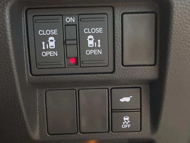 【両側パワースライドドア】スマートキーや運転席のスイッチで後席両側スライドドアの開閉が可能♪電動だから力を入れてドアを開ける必要が無く、小さなお子様でも簡単に開け閉めでき快適です♪