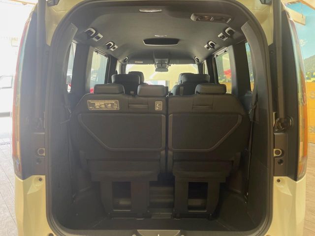 普段のお買い物や通勤、送迎等に十分な荷室スペースを確保しております。サードシートを倒すと、大きな荷物の積載も可能です♪