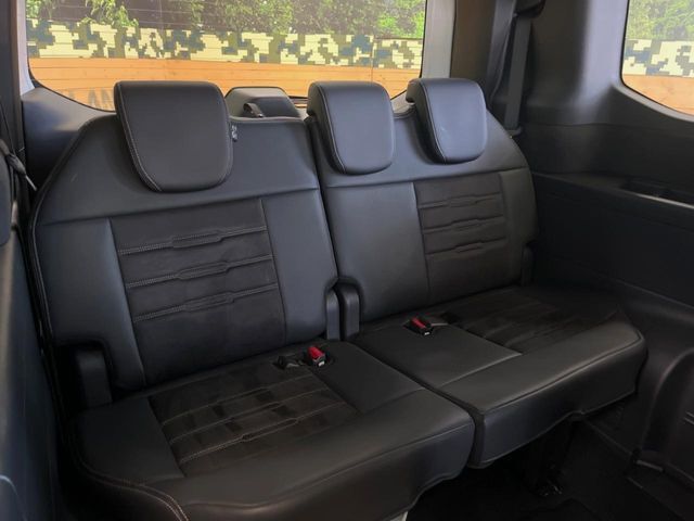 床下収納式のサードシートです。座席部分をコンパクトに収納でき、広大な荷室スペースとしてお使いいただけます！乗車人数や荷物の量など利用シーンに合わせて3列目を有効活用でき、とっても便利♪