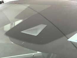 【セーフティシステムプラス】走行中に前方の車両等を認識し、衝突しそうな時は警報とブレーキで衝突回避と被害軽減をアシスト。より安全にドライブをお楽しみいただけます。