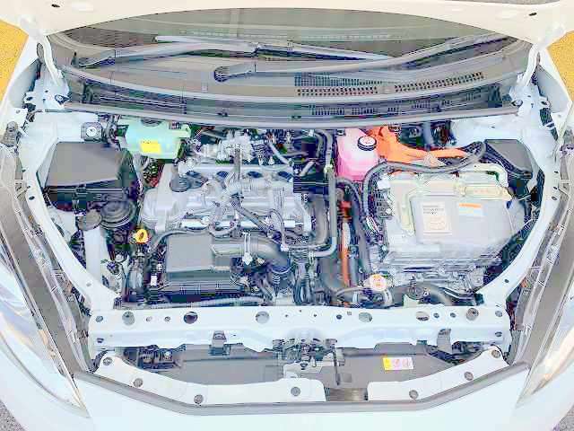 エンジンルームの状態もキレイで機関も良好です！当社では仕入時に90ヵ所以上の点検項目の確認や試乗も実施してます！問題のない車両を店頭にて販売しております！