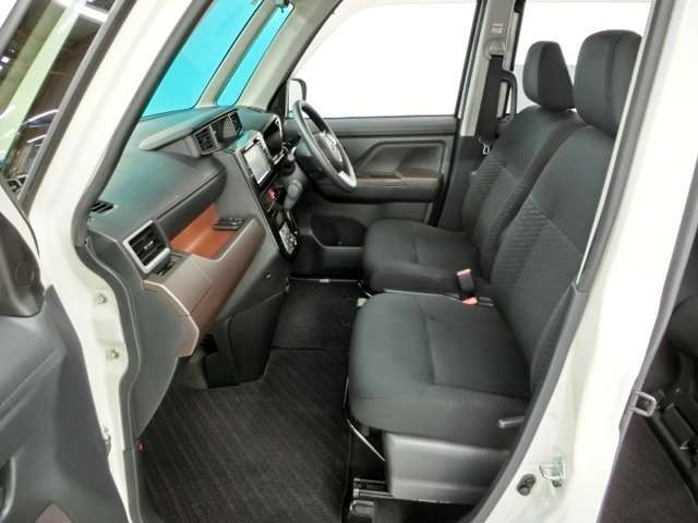 助手席側からの前席ビューです。ファブリックで包み込んだベーシックなシートです。通気性が良くて蒸れにくい上に、保温性も高いので冬場でも冷えを感じにくいです♪