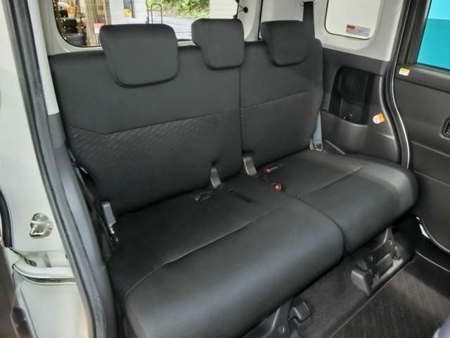 運転席側からの後席ビューです。