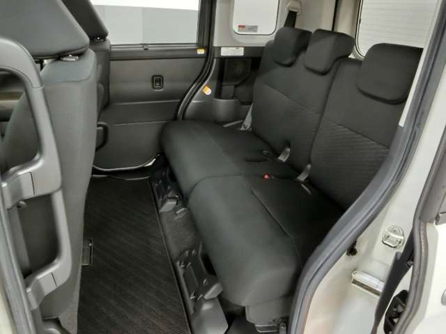 助手席側からの後席ビューです。