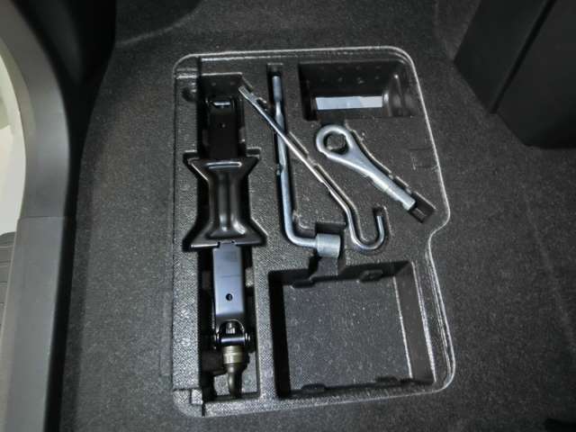 助手席下には車載工具が収納されています。