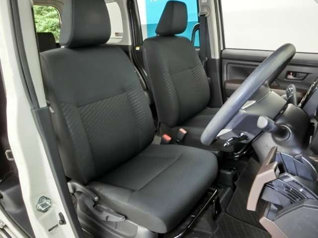 運転席側からの前席ビューです。内装色はブラック系ですので汚れも目立ちにくいです♪
