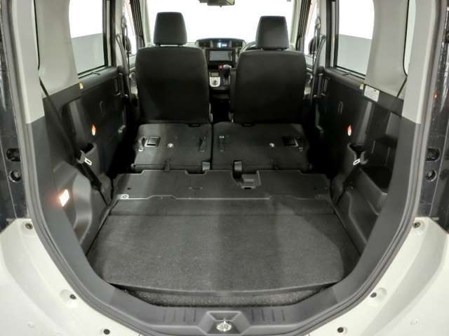 後席を倒した状態でのトランクビューです。