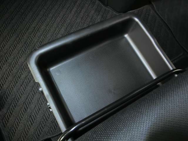 助手席下のシートアンダートレイです。