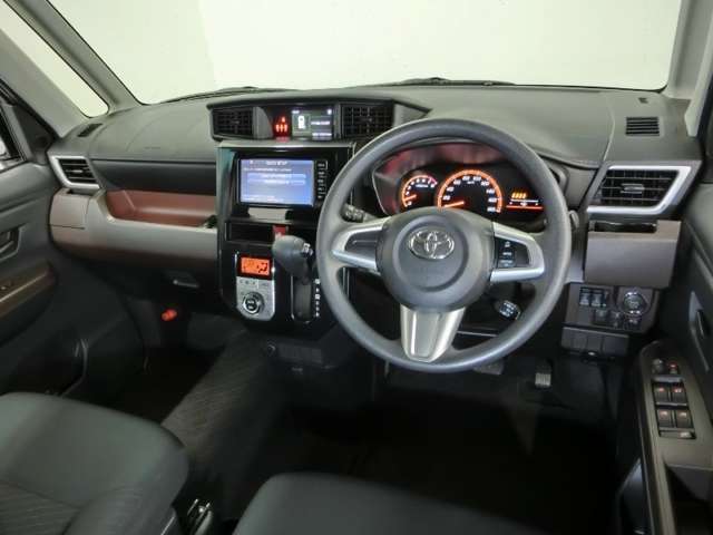 スタイリッシュなデザインのインパネ。各操作スイッチは使いやすい位置に配置されてます。