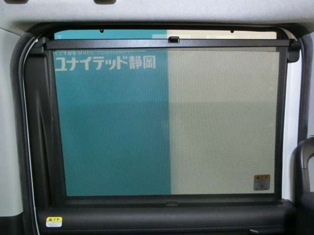 後席の格納式リヤドアサンシェードです。