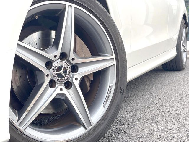 ●純正18インチアルミホイール：輸入車ならではの卓越した走りを支えるホイールと足回りです！日本車の走りに慣れている方にもぜひ体感して頂きたいほど、高いレベルでまとまっています！