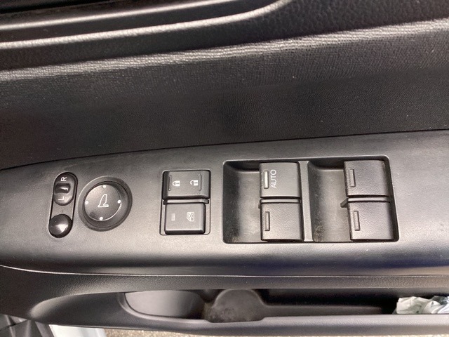 パワーウィンドウのマスタースイッチは運転席ドアにあります。