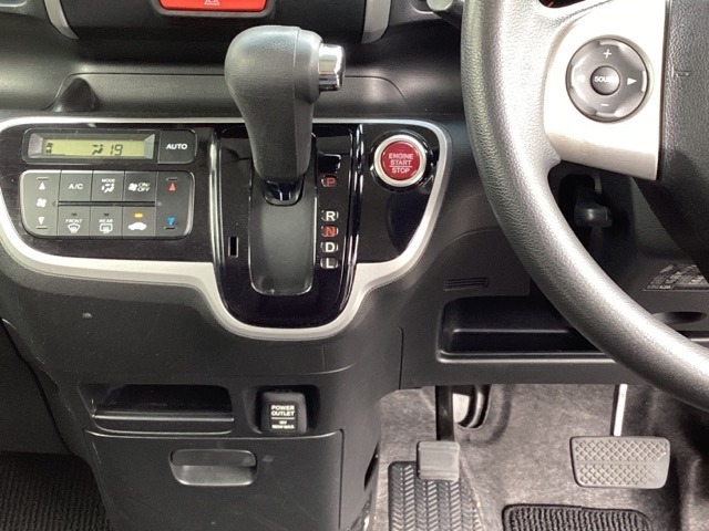 ステアリングホイール左側のオーディオリモートコントロールスイッチで、手元でオーディオを操作できるので便利です。