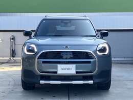MINIのボンネットはヘッドライト部分に穴が開いている特徴的なもので御座います。MINIの伝統やこだわりがこういったところにも表れております。