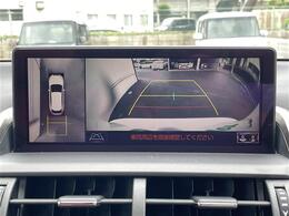 【パノラミックビューモニター】クルマを真上から見下ろした視点で駐車をサポートします！クルマの斜め後ろや真横など、いち早く障害物に気が付くことができます。