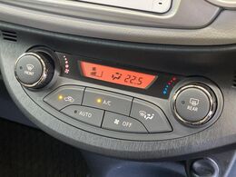 【オートエアコン】一度お好みの温度に設定すれば、車内の温度を検知し風量や温度を自動で調整。暑い…寒い…と何度もスイッチ操作をする必要はありません。快適な車内空間には必須の機能ですね♪