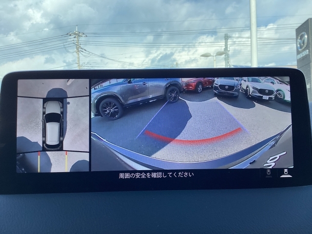 狭い場所での駐車やすれ違いなどでより的確な運転操作に役立つ360°ビューモニターが装備されています。