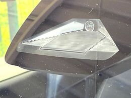 【ホンダセンシング】走行中に前方の車両等を認識し、衝突しそうな時は警報とブレーキで衝突回避と被害軽減をアシスト。より安全にドライブをお楽しみいただけます。