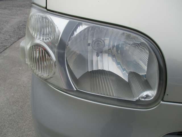 綺麗なヘッドライトです☆よくある黄ばみもなくとても状態が良いですよ☆コーティングをするとさらに長く綺麗な状態をキープできます！
