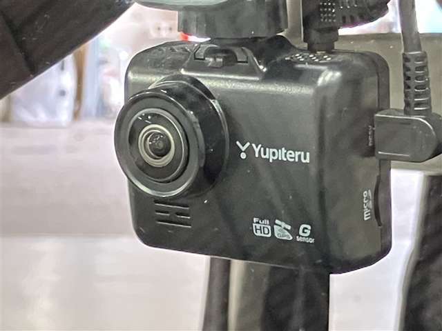 万が一のトラブルのときにも役に立つドライブレコーダーを装備しています。側面衝突や幅寄せ・割り込み対策に！