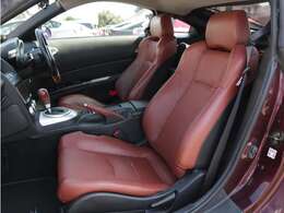 専用革シートを装備☆内装ももちろんクリーンナップ済みですので気持ちよくお使いいただければと思います！